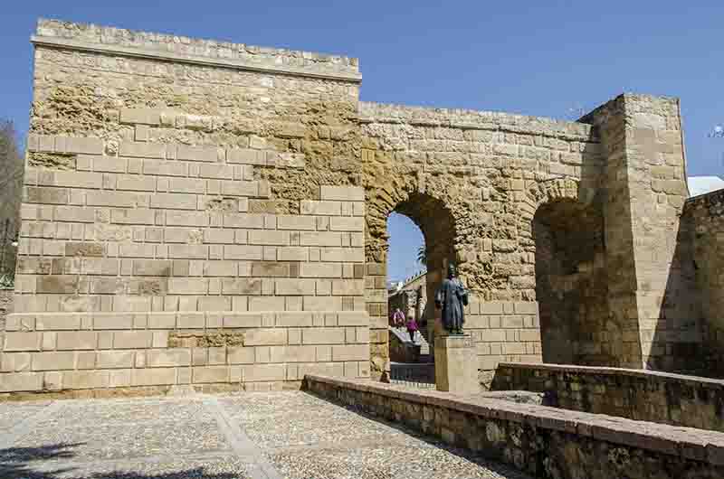 Córdoba 164 - Puerta de Sevilla y monumento a Aben Hazam.jpg